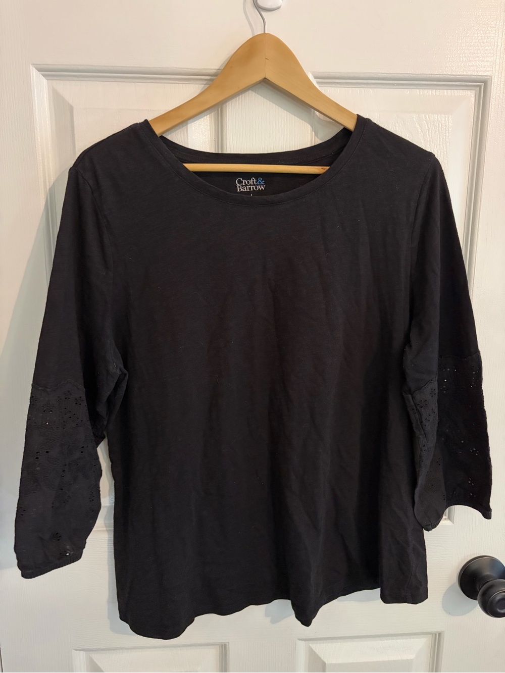 Croft & Barrow Women's Eyelet Sleeve Tee in Black - Size L